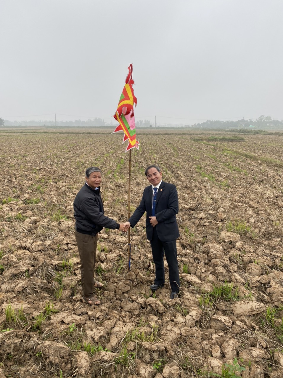 Ông Tạ Văn Động-PCT.HĐHTVN và ông Trịnh Văn Như-Ban quản lý di tích bắt tay thật nồng ấm, hoan hỉ...về việc cắm mốc mở rộng đường 