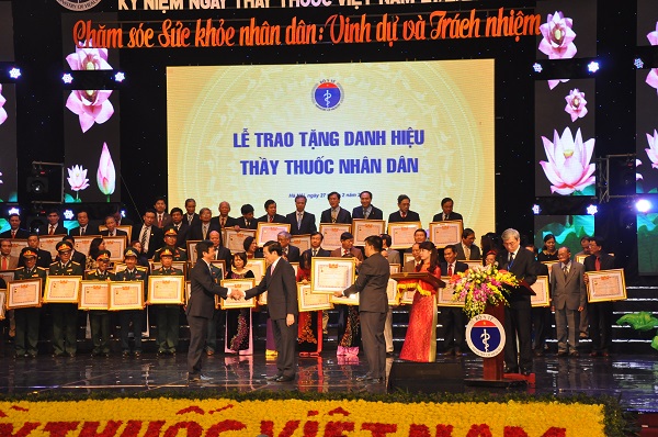 Chủ tịch nước Trương Tấn Sang trao danh hiệu “Thầy thuốc Nhân dân cho PGS. TS Tạ Văn Trầm (năm 2014)