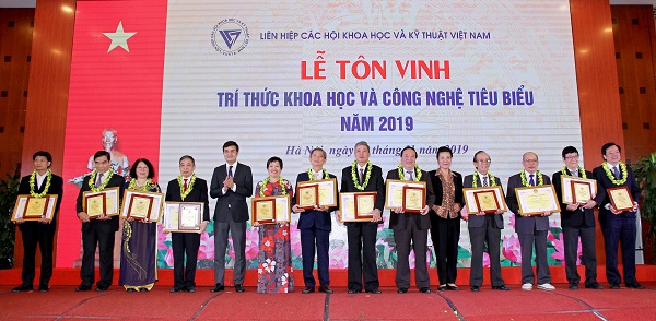 PGS. TS Tạ Văn Trầm (đầu tiên bên phải) được Liên hiệp các Hội Khoa học Kỹ thuật Việt Nam vinh danh là trí thức khoa học công nghệ tiêu biểu năm 2019