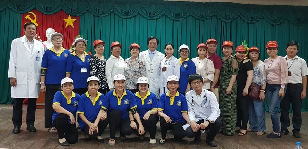 PGS. TS Tạ Văn Trầm tiếp các đoàn thiện nguyện đến thăm bệnh nhân khó khăn tại Bệnh viện Đa khoa Tiền Giang.