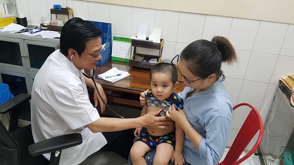 PGS. TS Tạ Văn Trầm khám cho bệnh nhi