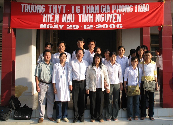 Bác sỹ Tạ Văn Trầm (thứ ba từ trái sang) tham gia phong trào hiến máu tình nguyện của Trường Trung học Y tế Tiền Giang năm 2006.