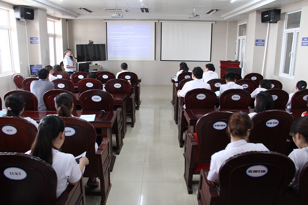 PGS.TS. Tạ Văn Tờ - Giám đốc Trung tâm sinh học phân tử , Bệnh viện K chia sẻ kiến thức tại hội thảo