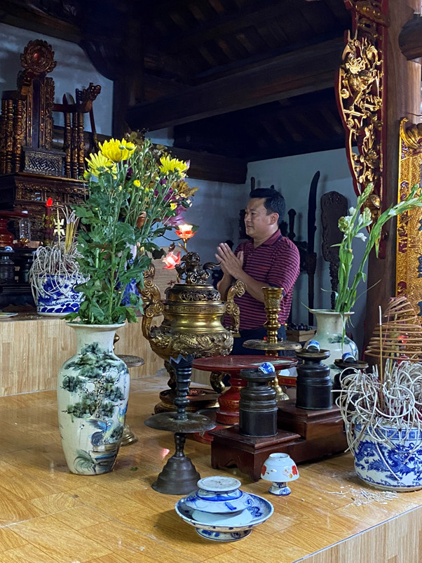 Ông Tạ Ngọc Nam- BLSHTVN thắp hương nhà ngài ở hậu cung 30/3/2021.