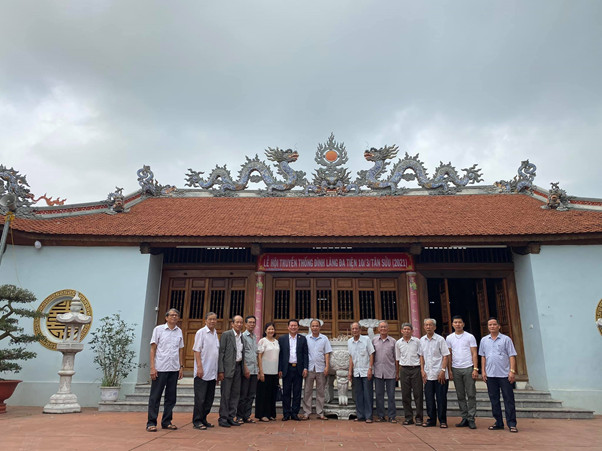 Ngày 23/04/2021 , Bà Vũ Thị Thuần - Phu nhân Chủ Tịch HĐHTVN cùng gia đình đã đến dâng hương 