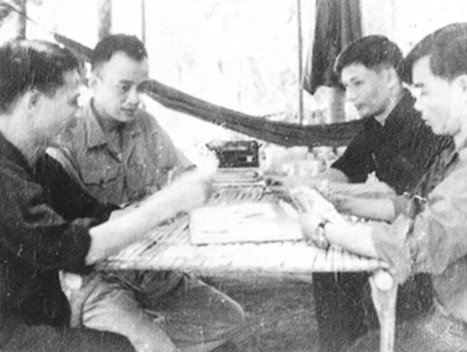 Trung đoàn trưởng Tạ Minh Khâm, (thứ 2 bên trái) cùng BCH Trung đoàn trong chiến dịch Bình Giã (tháng 12/1964). Ảnh