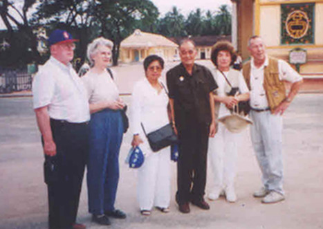 Đồng chí Tạ Minh Khâm (thứ 3 bên phải) gặp gỡ các CCB Sư đoàn 1 (Anh cả đỏ-Mỹ) tại Tây Ninh năm 1996.