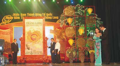 Chủ tịch nước Nguyễn Minh Triết và Chủ tịch UBND TP.HCM Lê Hoàng Quân trao bức trướng cho TS Tạ Xuân Tề