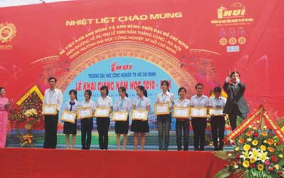 TS. Tạ Xuân Tề trao học bổng cho học sinh nghèo vượt khó
