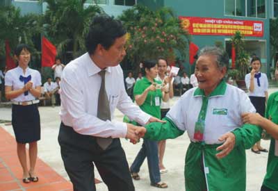 Đoàn bà mẹ Việt Nam anh hùng về thăm trường ĐH Công Nghiệp