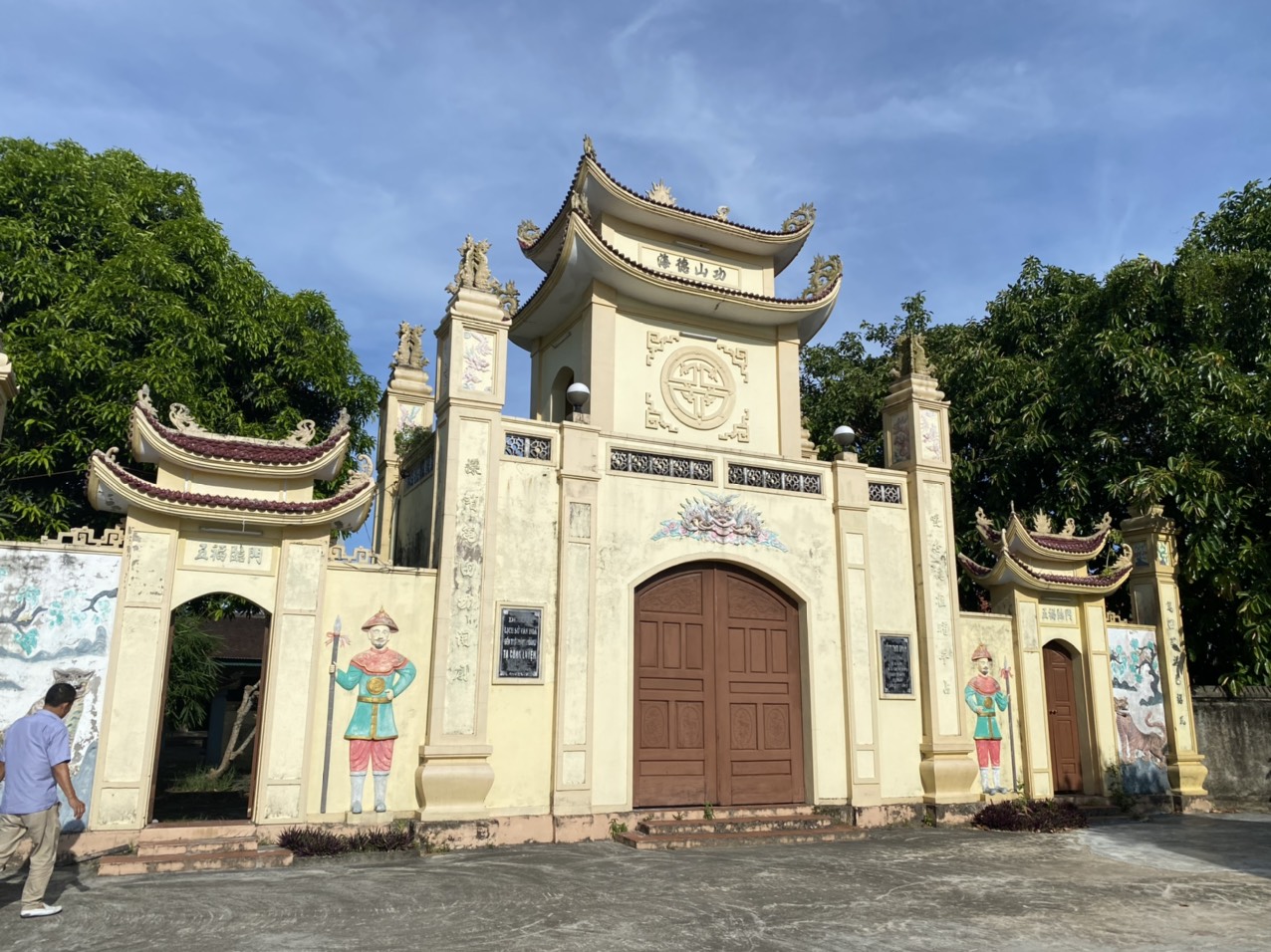 Cồng Đền Thành Hoàng thờ tướng công Tạ Công Luyện