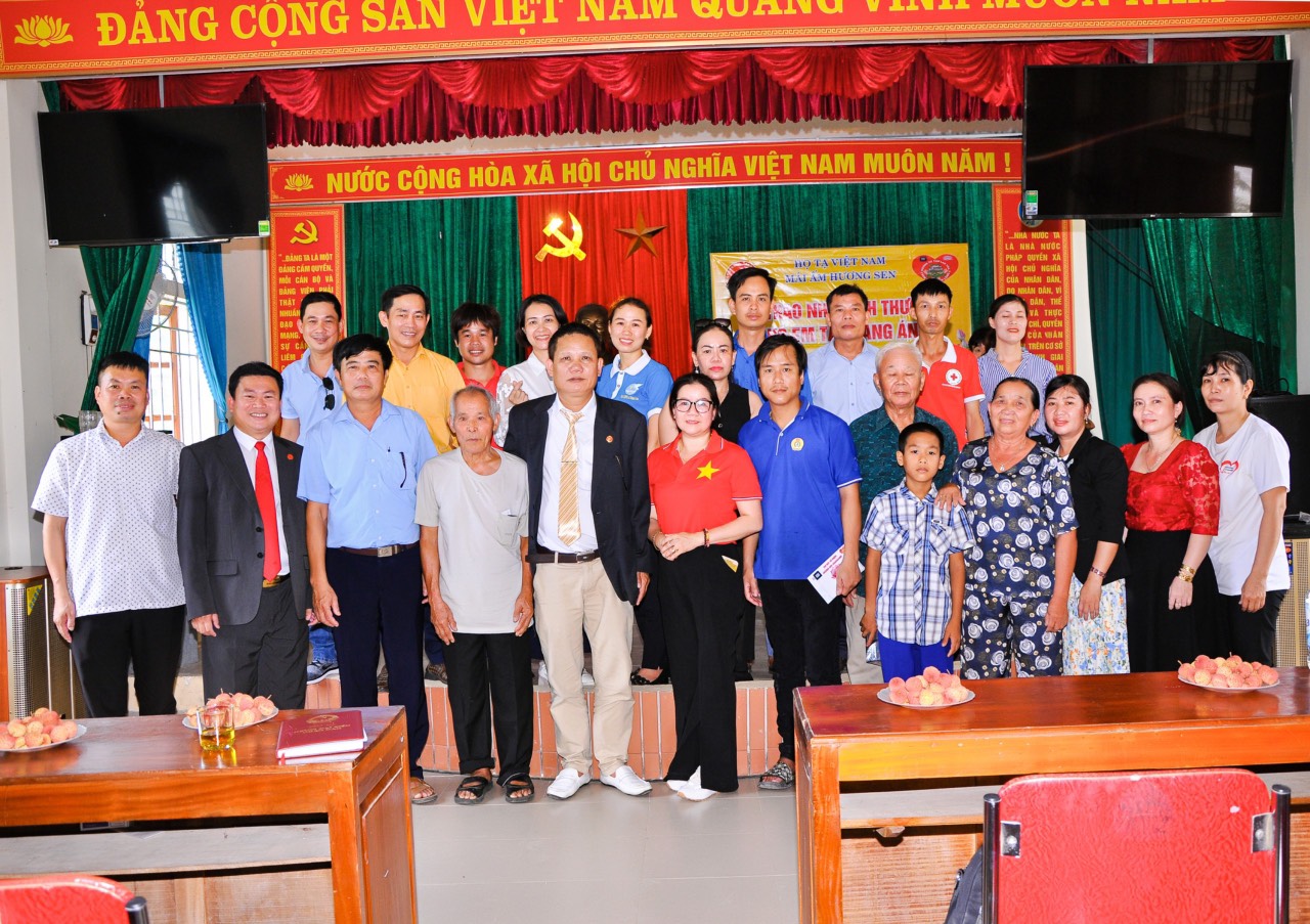 Đoàn chụp ảnh lưu niệm với đại diện lãnh đạo xã, đại diện họ Tạ, đại diện đoàn Thiện Nguyện