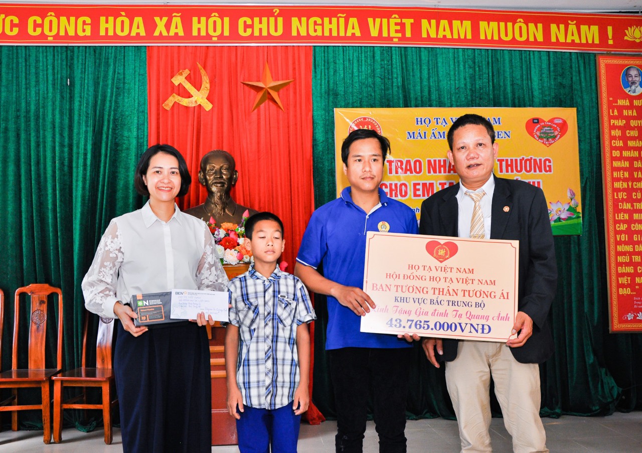 Đại diện HĐHTVN khu vực Bắc Trung Bộ-ông Tạ Hữu Hiểu-PCT.HĐHTVN trao số tiền cho em Tạ Quang Ánh 43.765.000 