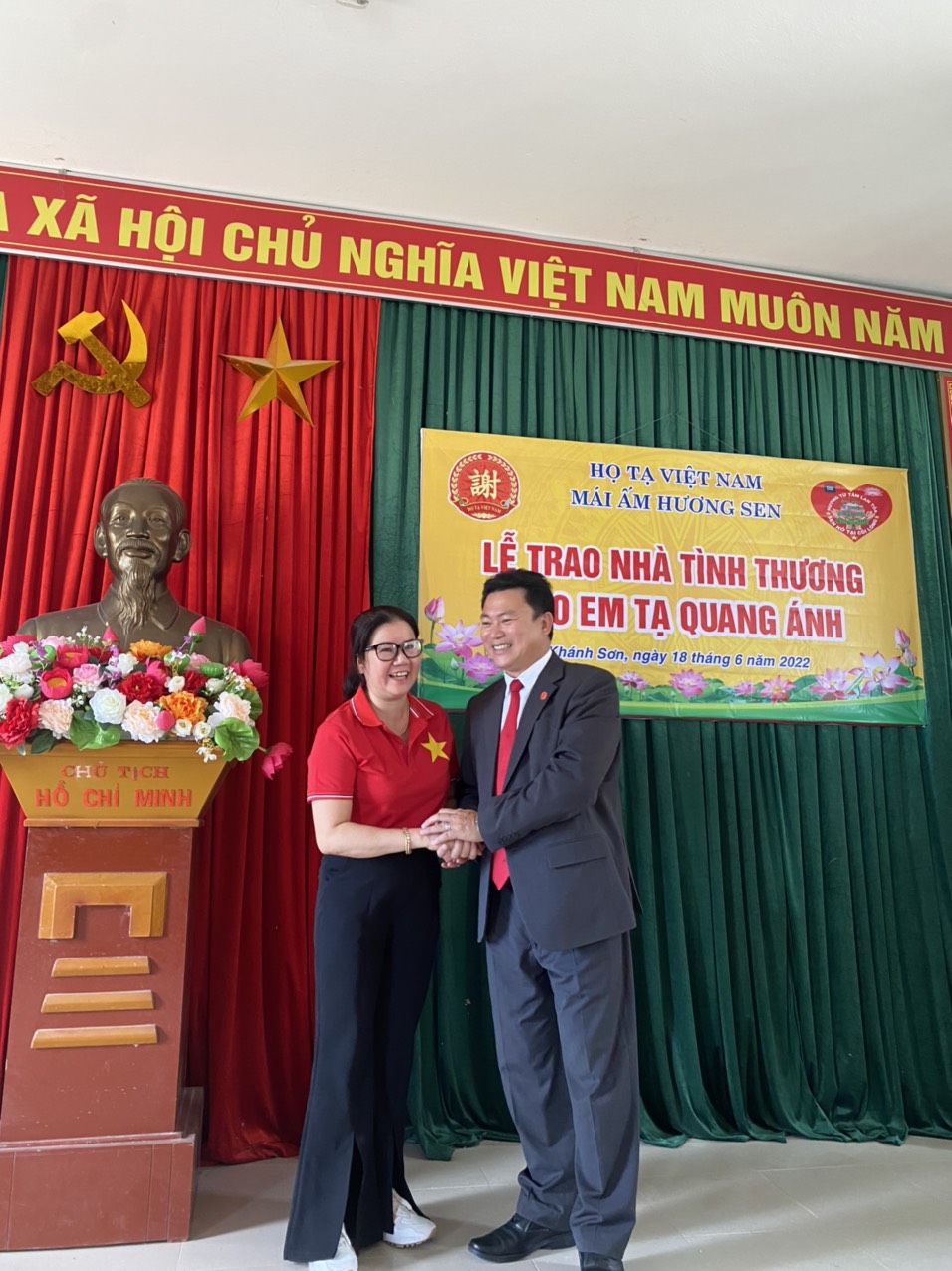 Đại diện Hội Đồng Họ Tạ Khu Vực Miền Nam cảm ơn đại diện Công Ty Chen Shin-Đồng Nai đã phối hợp chặt chẽ để chương trình thành công tốt đẹp 