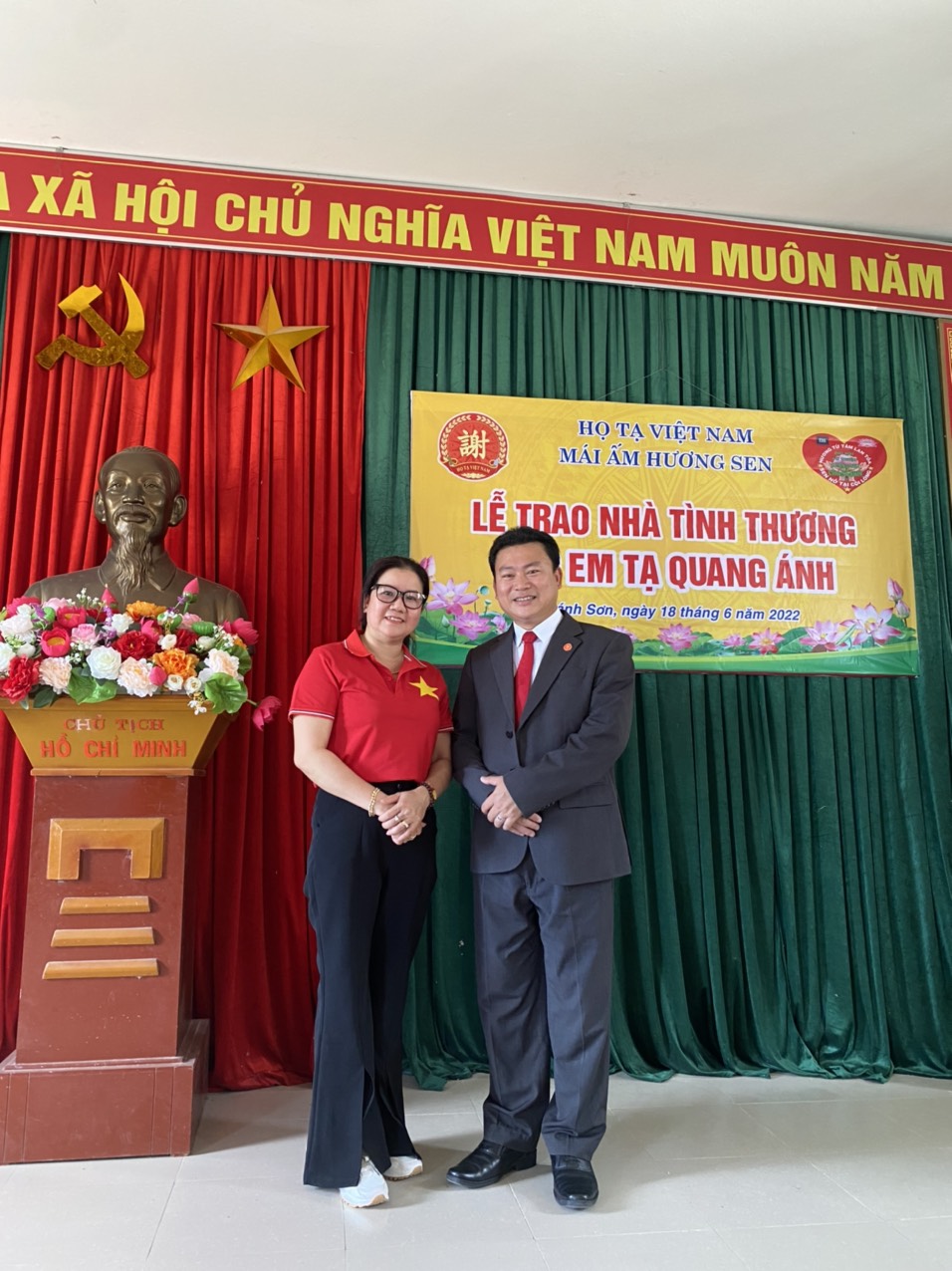 Ông Tạ Ngọc Nam-PCT.HĐHTVN-KVMN chụp ảnh lưu niệm đại diện công ty Chenshin-Đồng Nai.