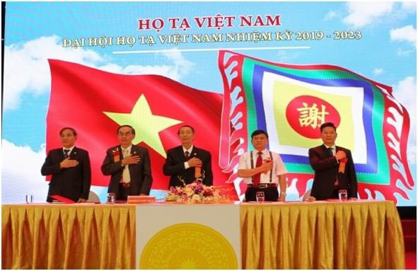 Đoàn chủ tịch: ông Tạ Văn Khá, ông Tạ Văn Vinh, ông Tạ Văn Động, ông Tạ Quyết Thắng, ông Tạ Tuấn Anh làm lễ Chào cờ 17/11/2019