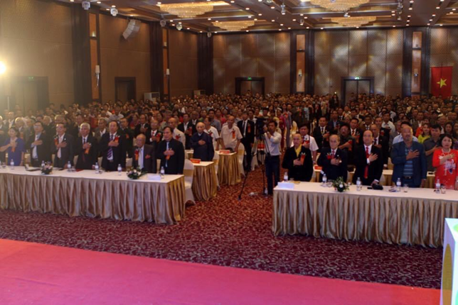 Khoảng 1000 đại biểu và khách mời đang làm lễ Chào cờ cùng các phóng viên báo, đài đưa tin về Đại Hội ngày 17/11/2019.