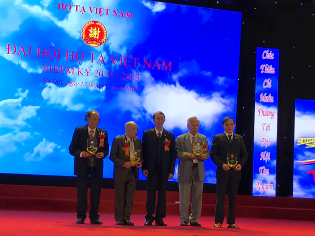 Tổng thư ký-PCT.HĐHTVN-ông Tạ Văn Khá trao kỷ niệm chương họ Tạ cho các ông Tạ Cao Sơn-nguyên quyền Trưởng BLLDHTVN ( người đứng thứ 2 bên trái-trực tiếp giao cho lớp kế thừa là ông Tạ Văn Khá tổ chức, triển khai tiến tới Đại Hội), ông Tạ Nguyên Long, ông Tạ Siêu, ông Tạ Văn Động ngày 17/11/2019.