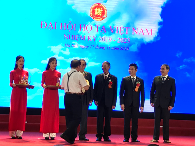 CT.HĐHTVN-Tạ Quyết Thắng trao kỷ niệm chương họ Tạ cho các ông Tạ Văn Khá, ông Tạ Văn Động, ông Tạ Văn Vinh, ông Tạ Tuấn Anh có nhiều công lao, đóng góp cho sự thành công của Đại hội họ Tạ Việt Nam nhiệm kỳ 2019-2023