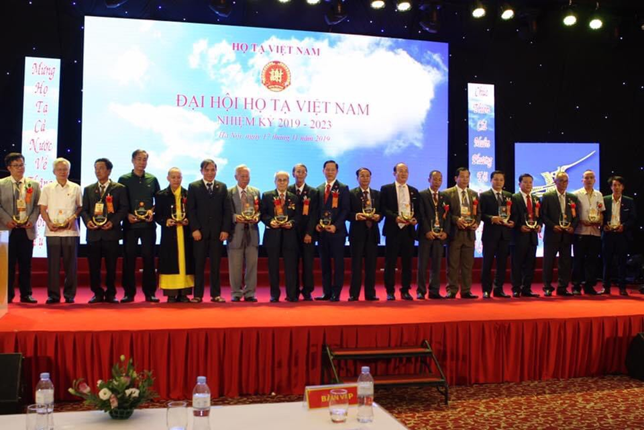 Các thành viên lên nhận Kỷ Niệm Chương của dòng họ Tạ 17/11/2019