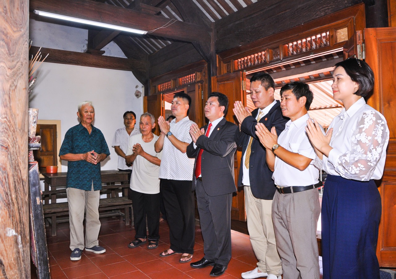 Đoàn HĐHTVN khu vực Bắc Trung bộ dâng hương