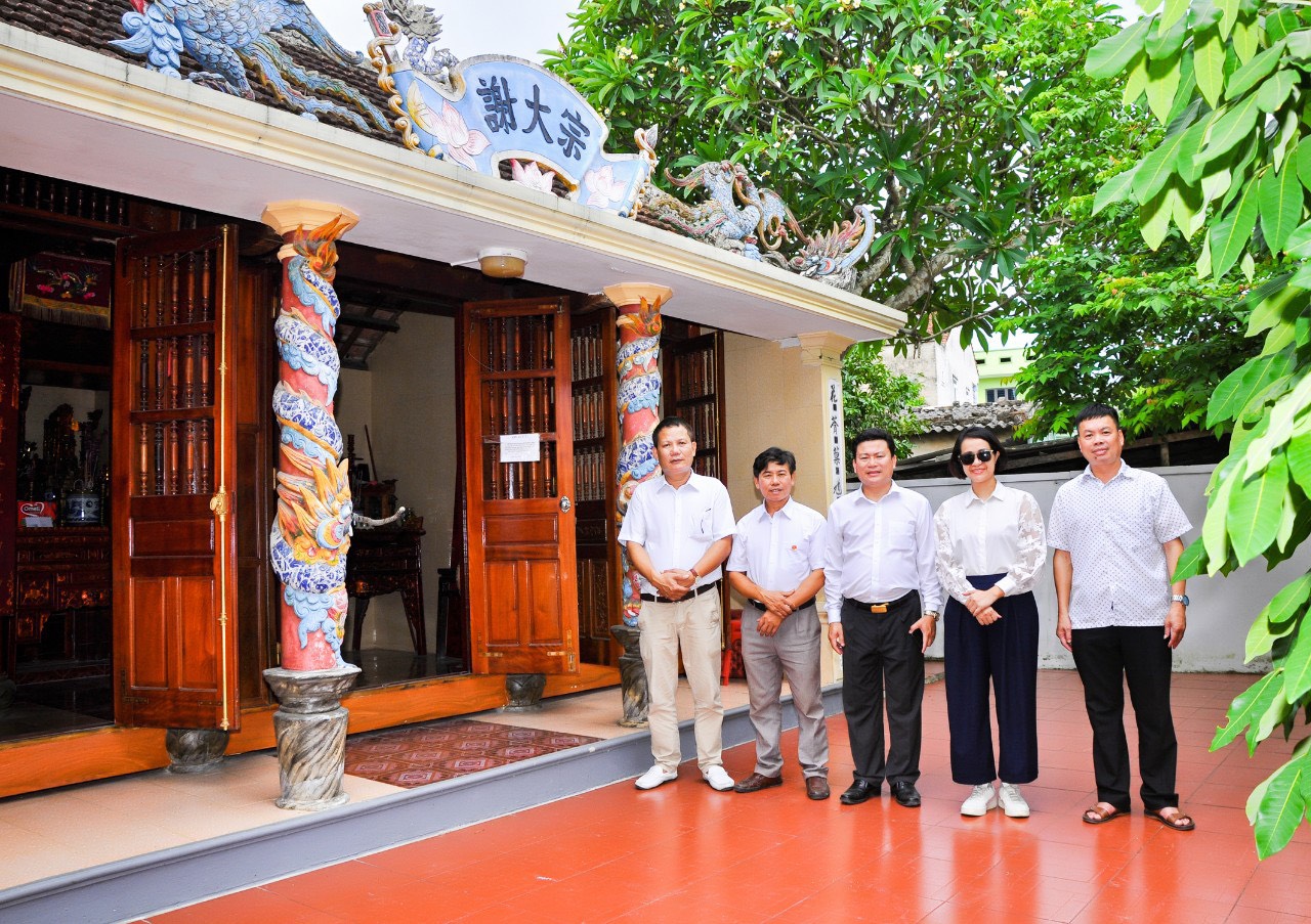 Đoàn HĐHTVN khu vực Bắc Trung bộ chụp ảnh lưu niệm trước nhà thờ cụ thủy tổ Tạ Đại Tôn