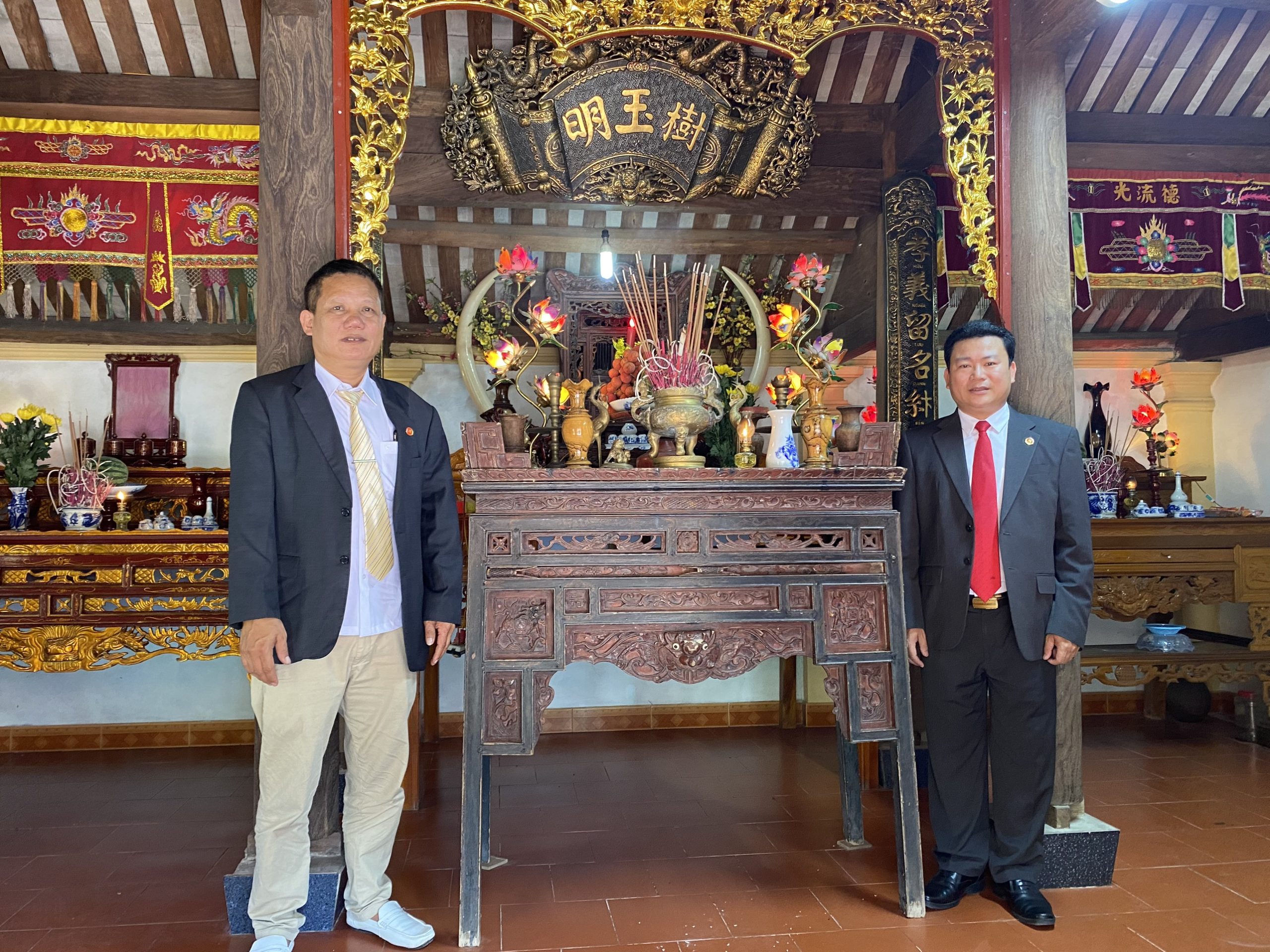 Ông Tạ Hữu Hiểu -PCT.HĐHTVN và ông Tạ Ngọc Nam-PCT.HĐHTVN chụp ảnh lưu niệm trước ban thờ Tổ 