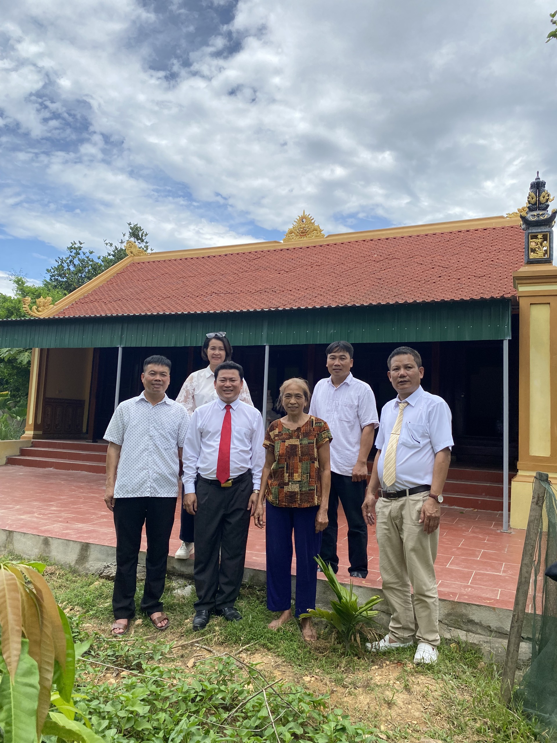 Đoàn HĐHTVN khu vực Bắc Trung bộ chụp ảnh lưu niệm trước nhà thờ của gia đình cố GS.Tạ Quang Bửu