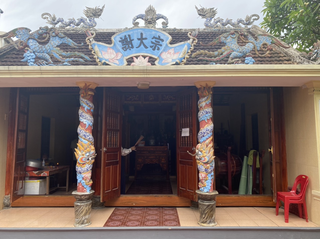 Chính diện nhìn từ ngoài vào nhà Thờ cụ thủy tổ Tạ Đại Tôn rất cổ kính 