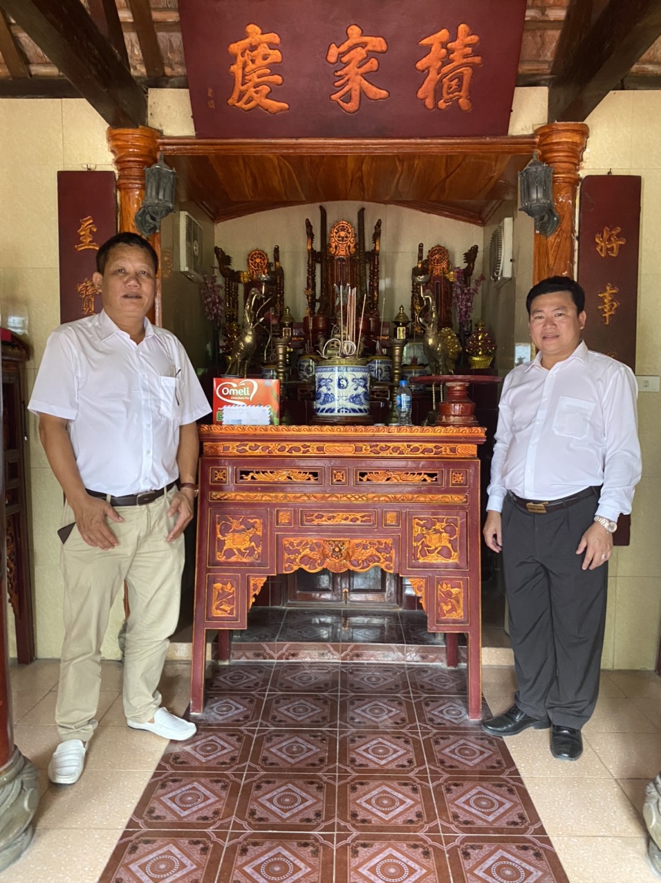 Ông Tạ Hửu Hiểu và ông Tạ Ngọc Nam chụp ảnh lưu niệm trước ban thờ cụ Thủy tổ 