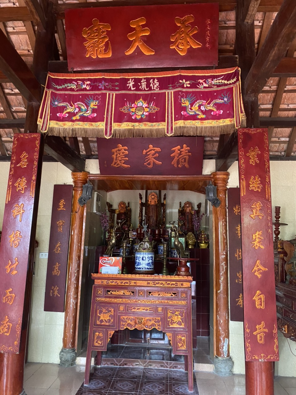 Chính thất gian thờ với những câu đối rất ý nghĩa 