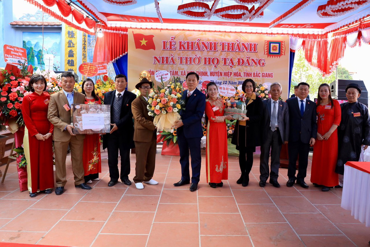 Đoàn đại biểu Hội Đồng Họ Tạ Việt Nam do ông Tạ Quốc Bình làm trưởng đoàn chúc mừng họ Tạ thôn Trung Tâm