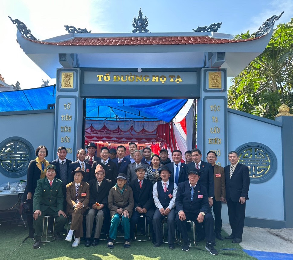 Họ Tạ với 16 chữ vàng truyền thống của tổ tiên để lại : 1. Tôn tộc đại quý 2. Tôn lộc đại nguy 3. Tôn tài đại thịnh 4. Tôn nịnh đại suy Dịch nghĩa : 1. Tôn trọng nòi giống sẽ đại hòa hợp 2. Tôn trọng bổng lộc sẽ đại nguy nan 3. Tôn trọng tài năng và đạo đức sẽ đại phồn thịnh 4. Tôn trọng xiểm nịnh sẽ đại suy vong Chúc họ Tạ nhà ta ngày càng đoàn kết và phát triển !!!