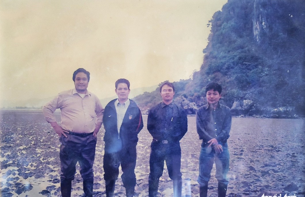 Ông Tạ Đức Quyết cùng các cộng sự đứng trước bãi sình lầy năm 2004