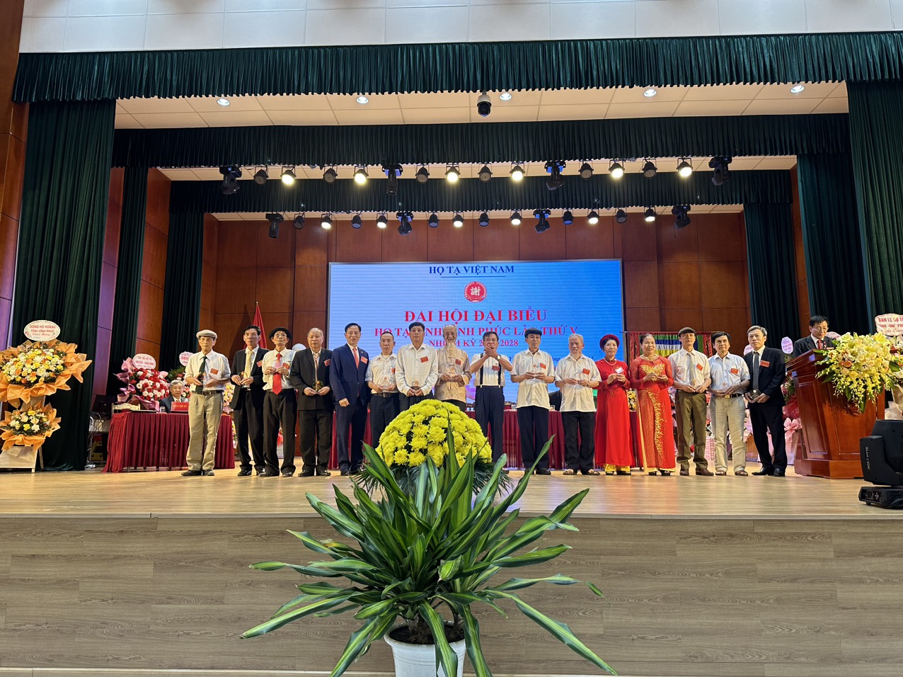 Ông Tạ Quyết Thắng-CT.HĐHTVN trao kỷ niệm chương cho những thành viên đã có công lao to lớn xây dựng dòng họ Tạ tỉnh Vĩnh Phúc ngày càng đoàn kết và phát triển từ khi BLLHTVN được thành lập ngày 05/02/2001 đến nay.
