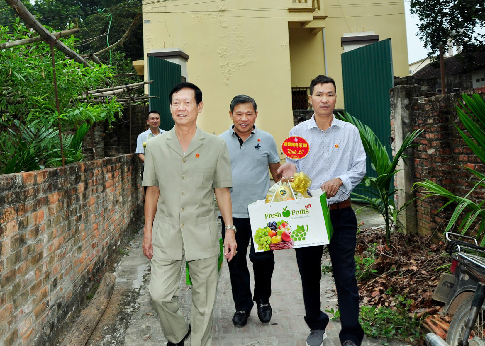 Đoàn hôi đồng họ Tạ Việt Nam do ông Tạ Duy Bình - PCT.TT.HĐHTVN làm trưởng đoàn, cùng đi còn có ông Tạ Đức Công - UV.TT.HĐHTVN, ông Tạ Đăng Khiêm - UV.HĐHTVN -.P.Ban tài chính