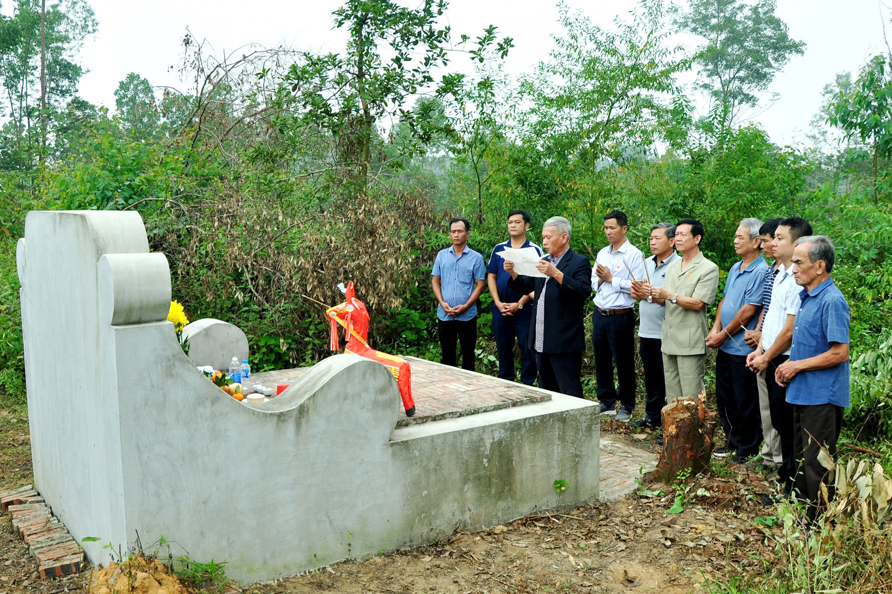 Đoàn HĐHTVN đã đến dâng hương mộ phần của cụ họ Tạ 