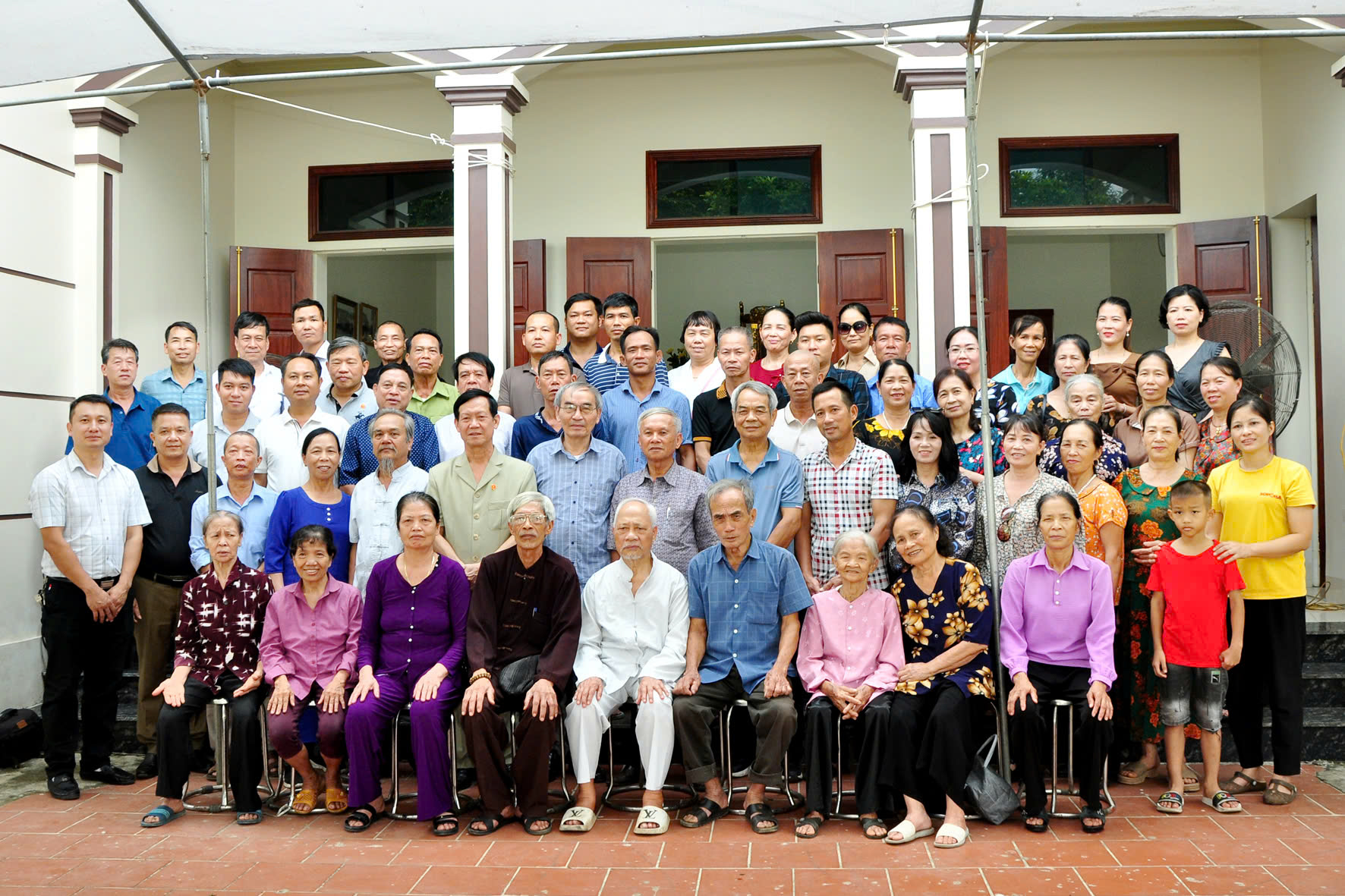 Đoàn HĐHTVN , HTTPHN, cùng quý thân tộc chụp ảnh lưu niệm 