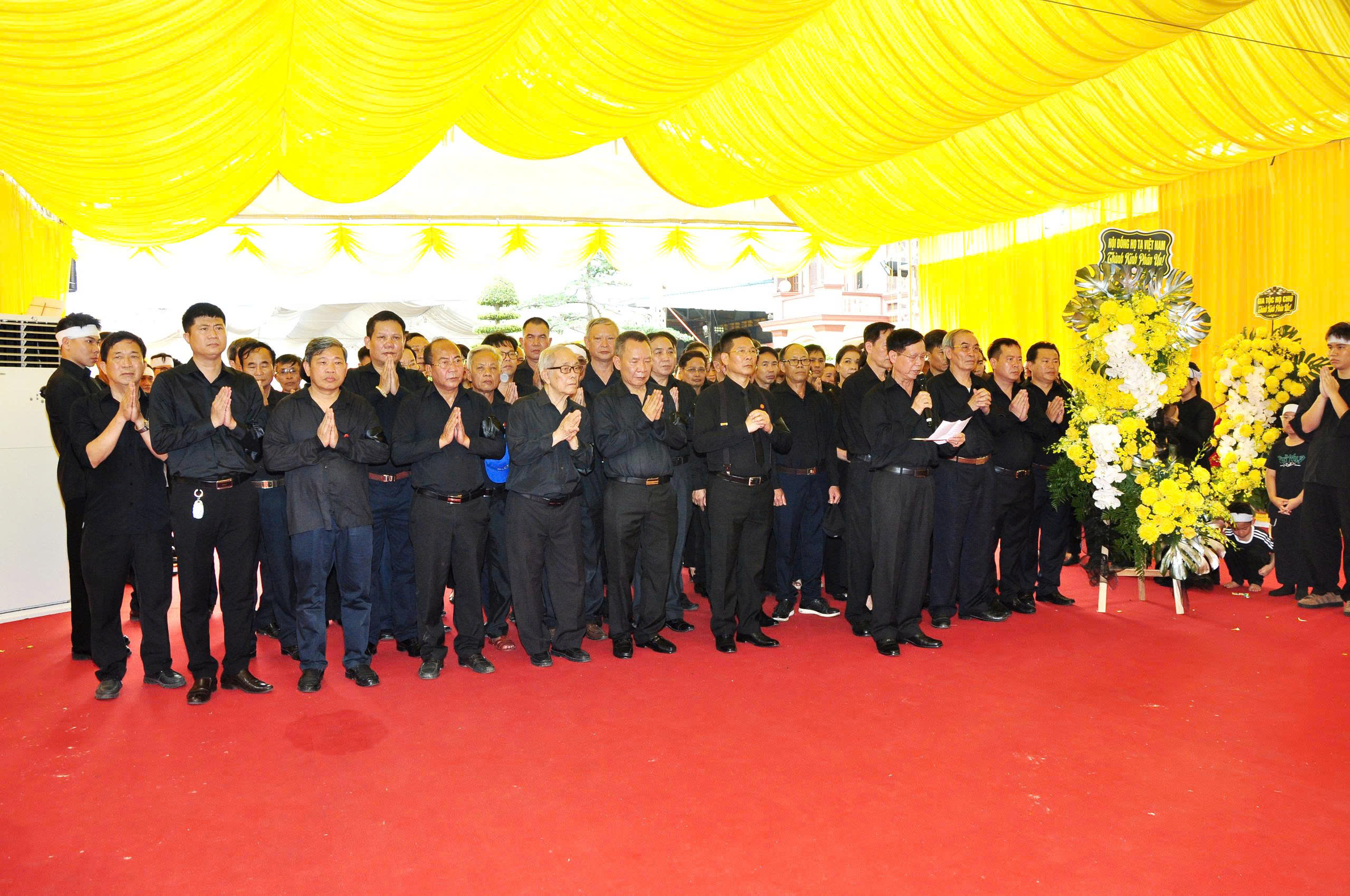 ông Tạ Duy Bình - PCT.TT.HĐHTVN thay mặt Hội đồng đọc điếu văn
