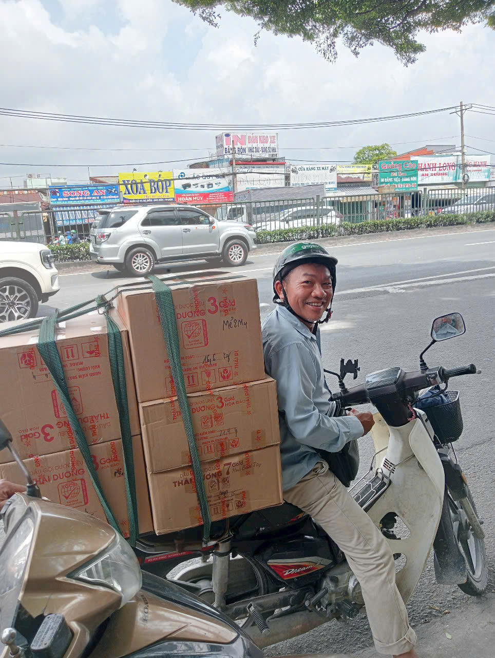 có một nụ cười như thế : Tạ Hồng Dũng bút danh Nhuận Hà