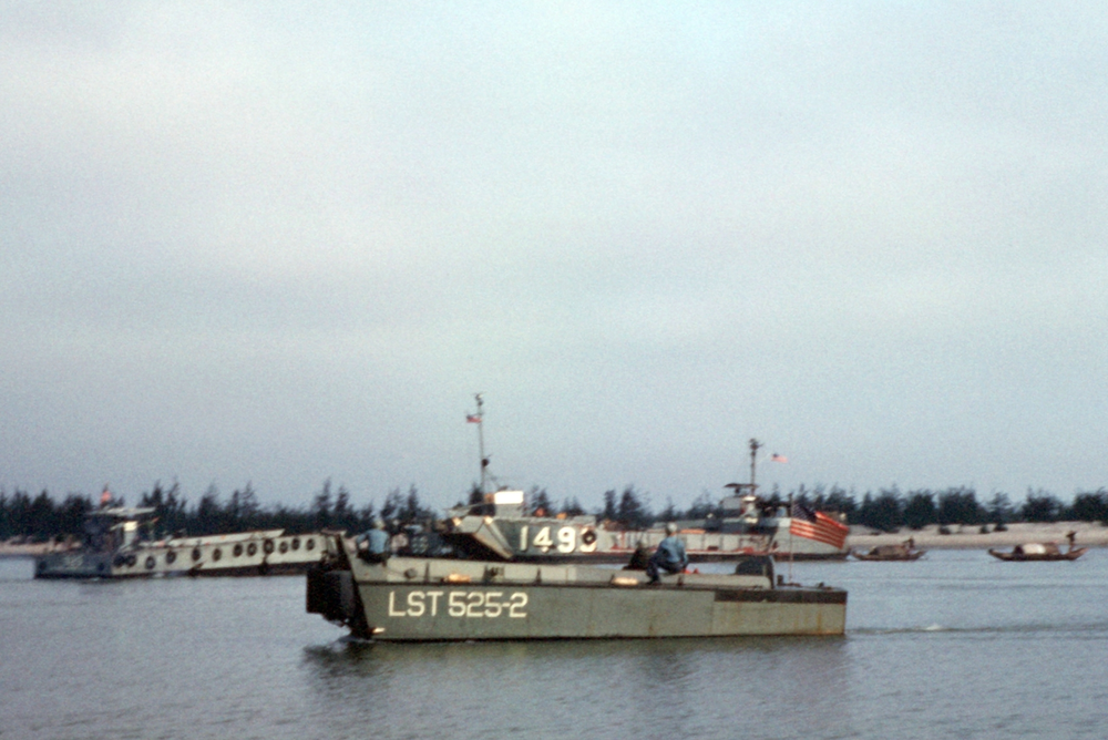 Tàu thuyền của Mỹ và tay sai hoạt động trên khu vực Cửa Việt năm 1967. Ảnh: US Navy