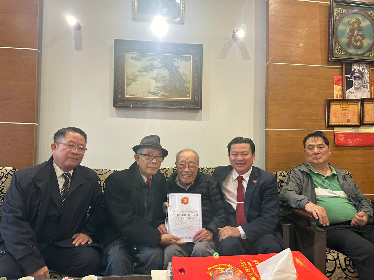 Đại diện Ban cố vấn Họ Tạ Việt Nam - ông Tạ Văn Vĩnh và Đại diện Ban lịch sử họ Tạ Việt Nam - ông Tạ Ngọc Nam trao lịch họ Tạ Việt Nam và Tài liệu lịch sử họ Tạ Việt Nam cho cụ Tạ Cao Sơn .