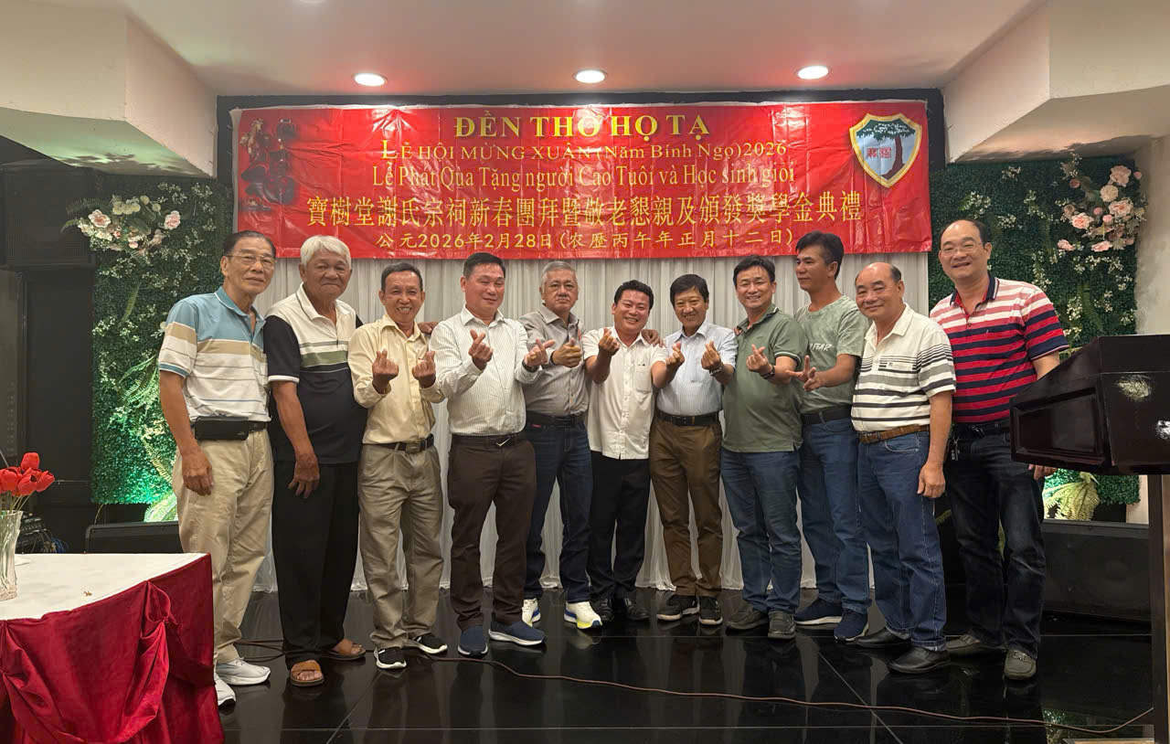 Ban tổ chức chụp ảnh lưu niệm 