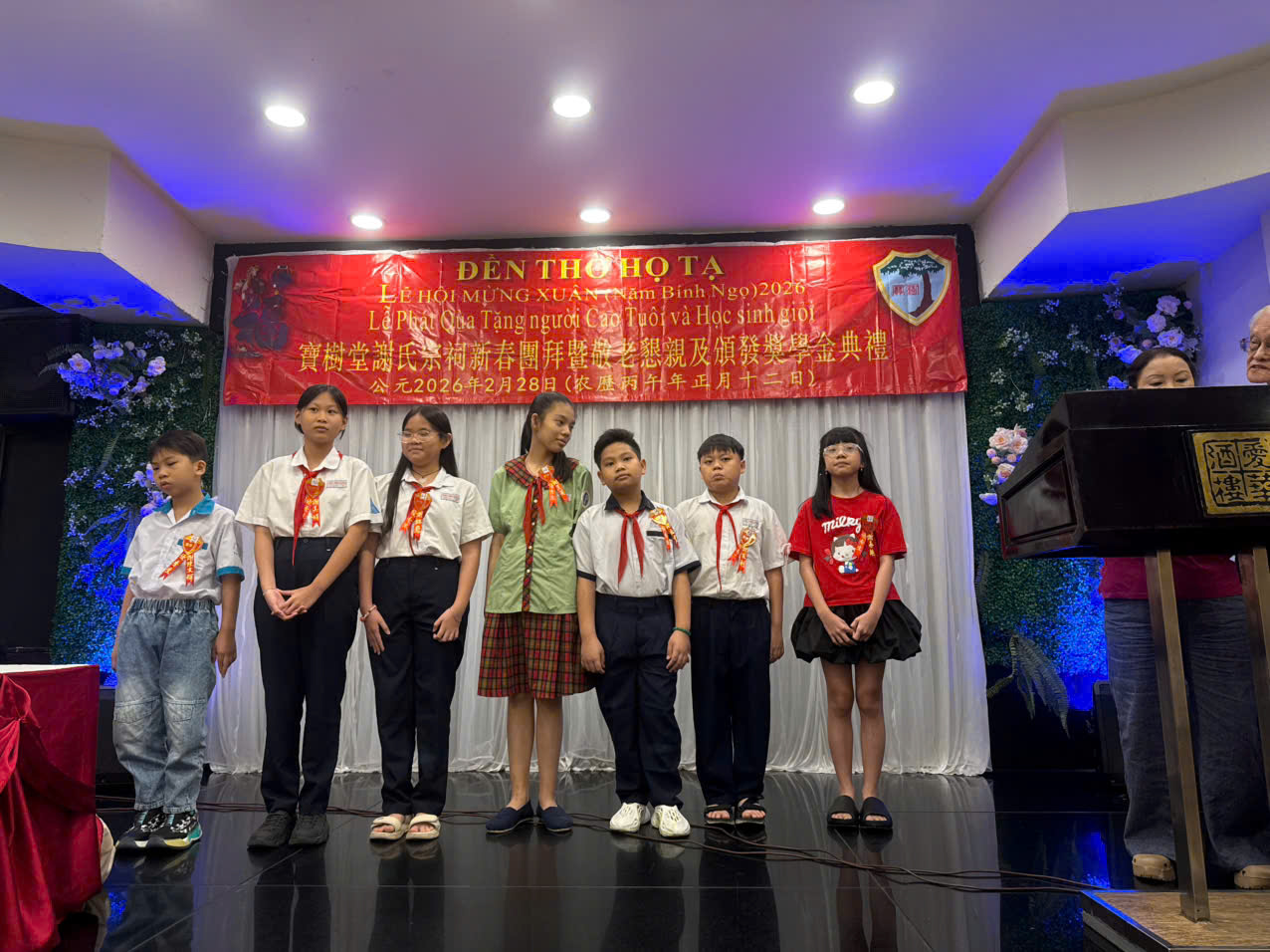 Phát quà cho các cháu học sinh giỏi 