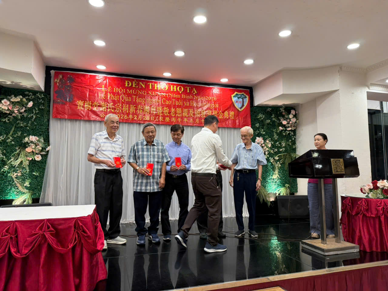 Mừng thọ cho các cụ cao niên 