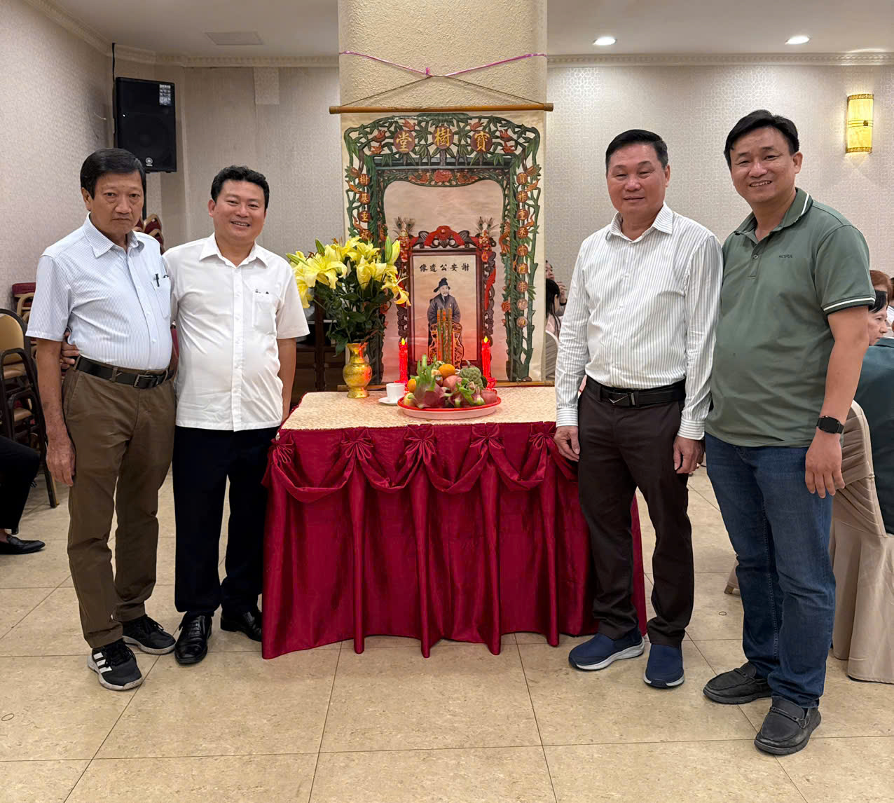 ông Tạ Bình Quốc - Trưởng ban , các thành viên ban khánh tiết cùng ông Tạ Ngọc Nam - PCT.HĐHTVN - Trưởng ban liên lạc họ Tạ khu vực miền Nam, phó trưởng Ban lịch sử họ Tạ Việt Nam chụp ảnh lưu niệm trước Ban thờ cụ tổ Tạ An