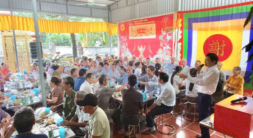 Các Vị đại Biểu Khách Quý Cùng Bà Con Thân Tộc Dự Tiệc Nhân Dịp Lễ Giỗ Tổ