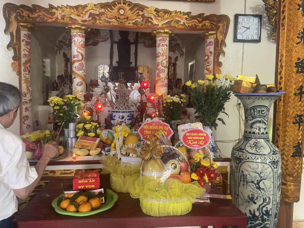 Chính Cung Thờ Hai Cụ Tổ Họ Tạ Từ đường Làng Đa Phú