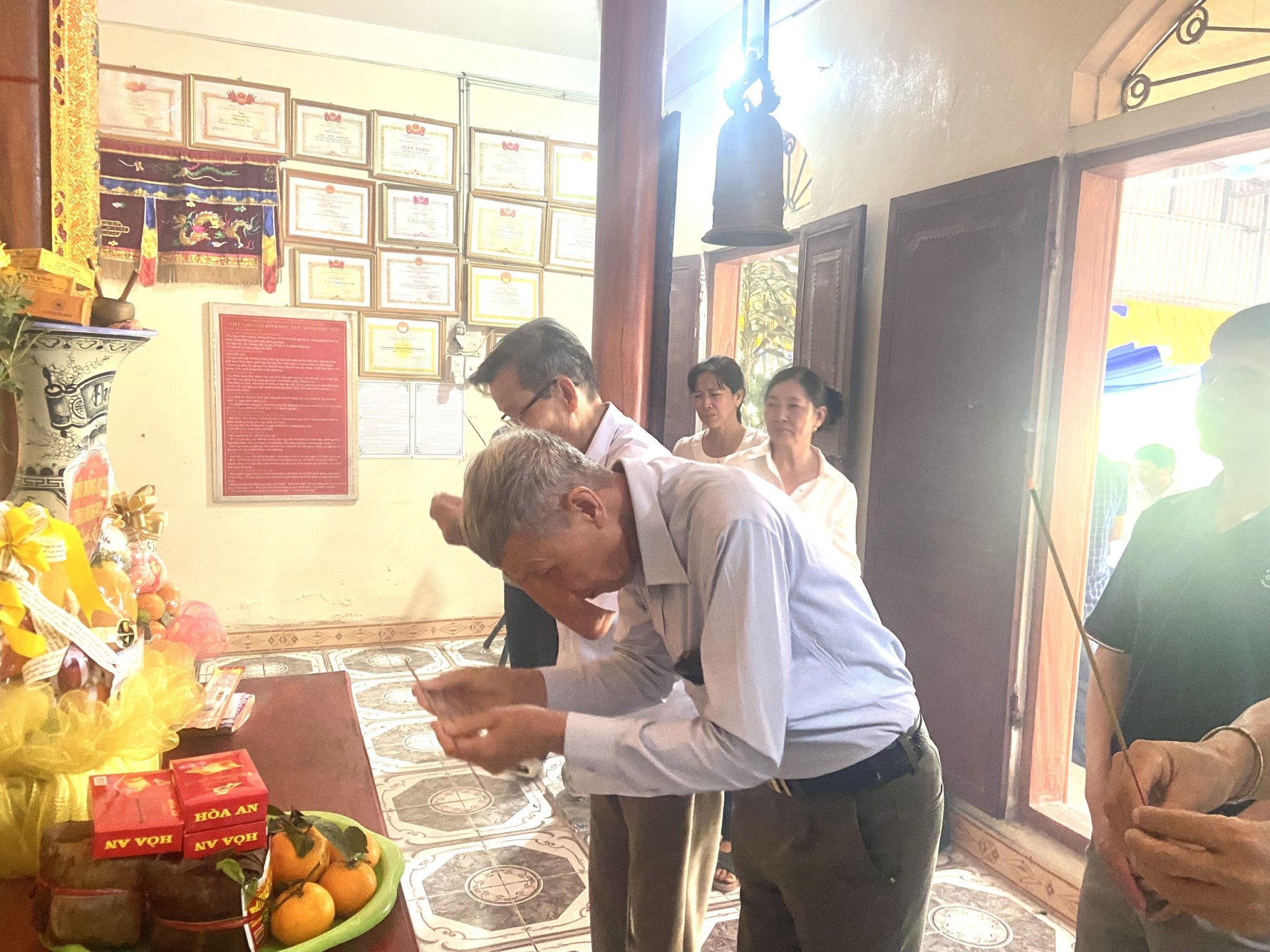 Con Cháu Thành Kính Dâng Lễ