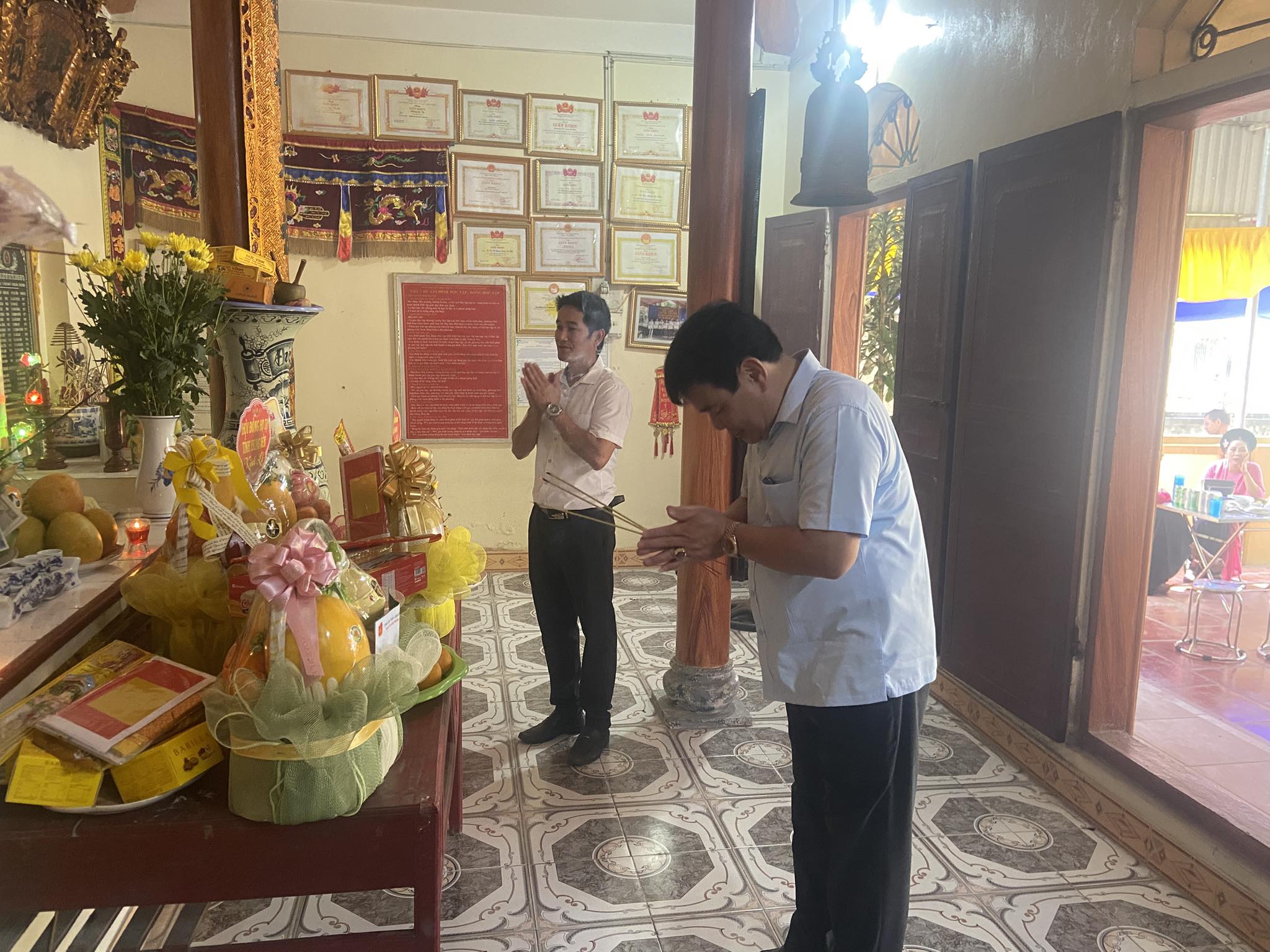 Đại Tá Tạ Cao Phong Nguyên Chủ Tịch Hội đồng Quản Trị Tổng Công Ty Z22 Bộ Quốc Phòng Dâng Lễ